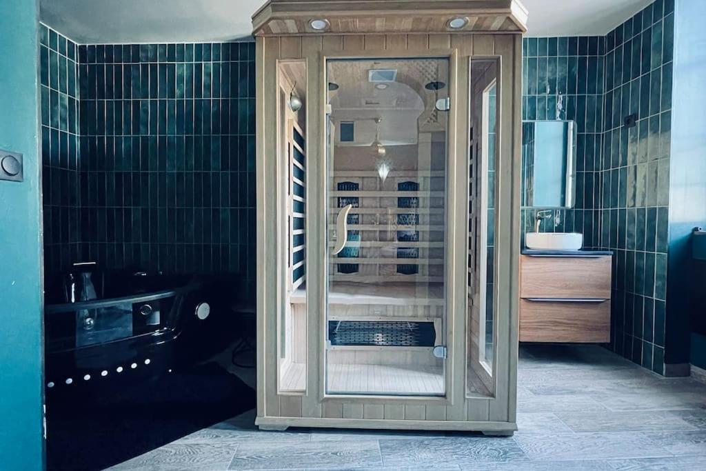 Love Room L' Orientale / Jacuzzi / Sauna Chateau-Landon Luaran gambar