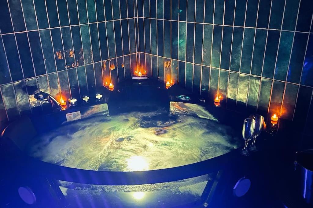 Love Room L' Orientale / Jacuzzi / Sauna Chateau-Landon Luaran gambar