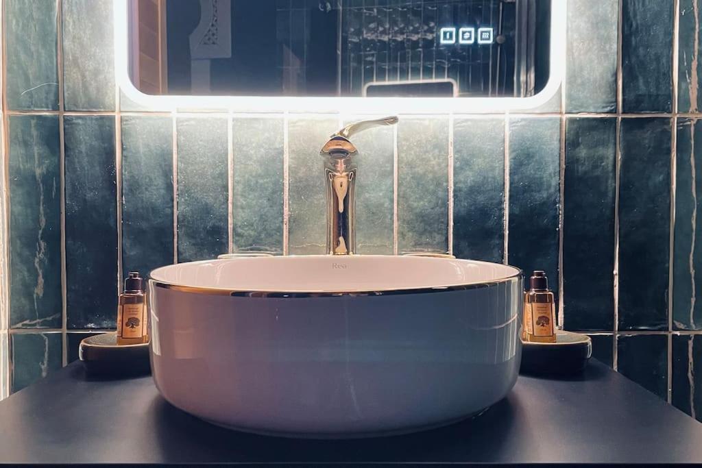 Love Room L' Orientale / Jacuzzi / Sauna Chateau-Landon Luaran gambar